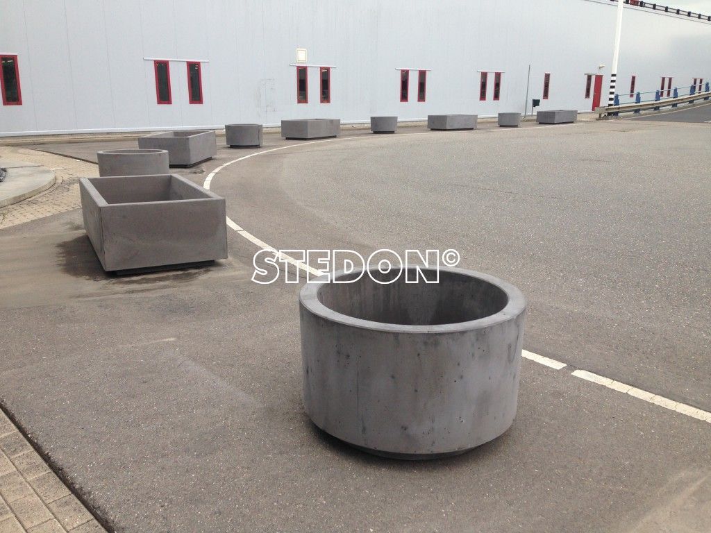 betonproducten plantenbak bloembakken