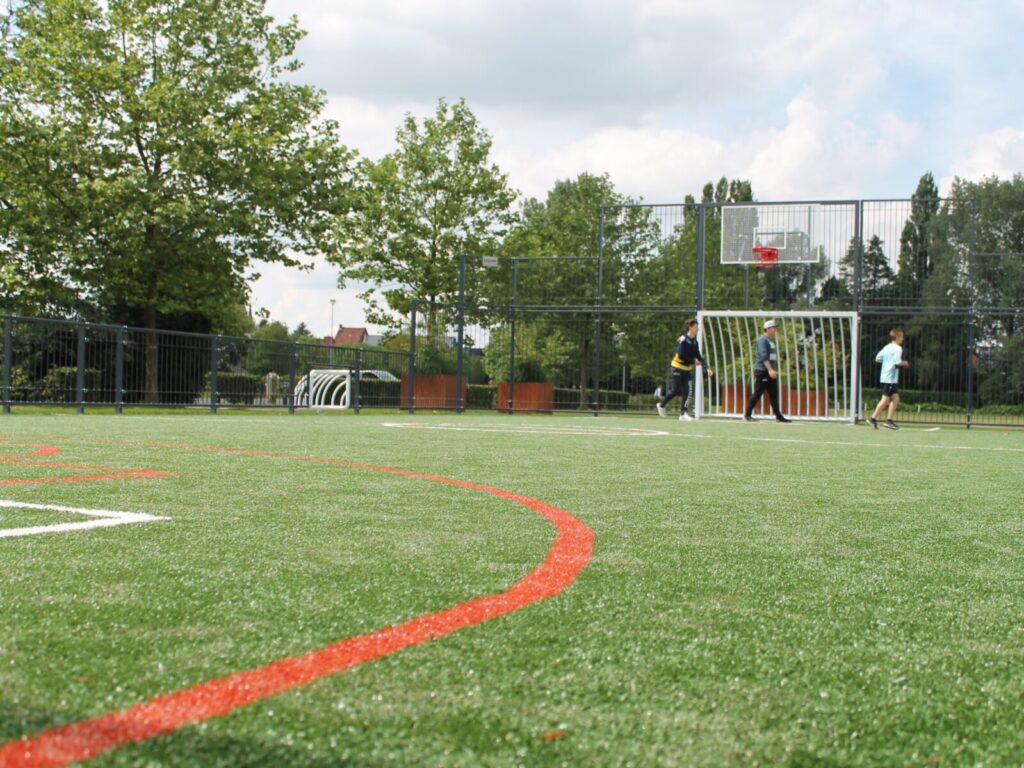 sportvloer, sportvloeren, buiten sportvloer, waterdoorlatende sportvloer, drainbeton, drainbeton sportvloer, kunstgras