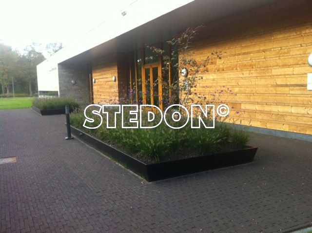 Bloembakken metaal straatmeubilair