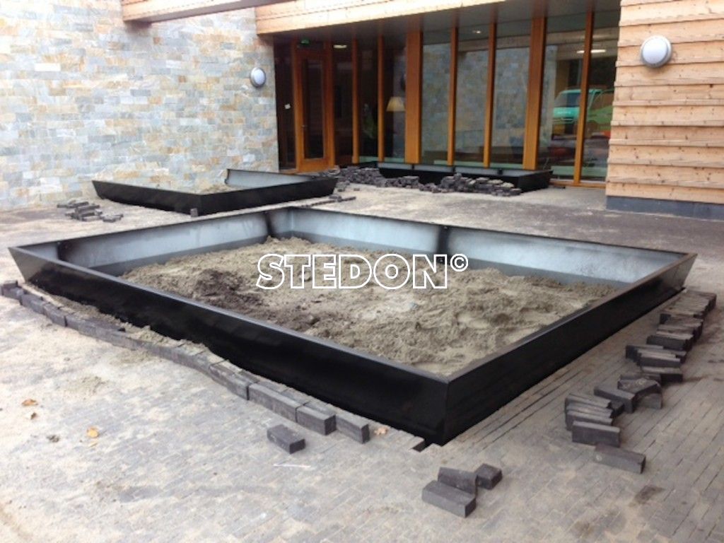 Bloembakken metaal straatmeubilair