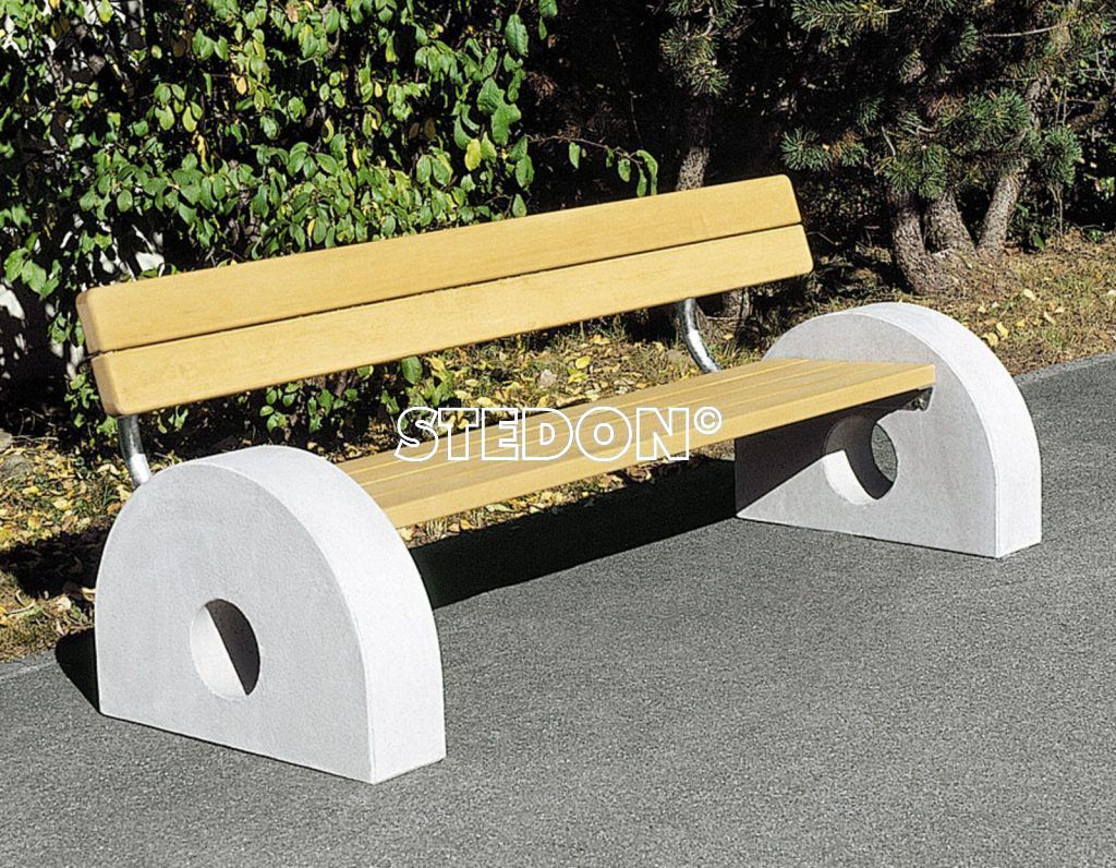 modernistische parkbank met betonnen voet en houten zitting en rugleuning