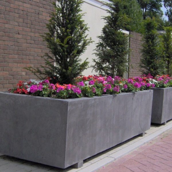 Betonnen bloembakken openbare ruimten