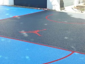 Buiten sportvloer, drainbeton, waterdoorlatende sportvloer, sportvloer voor in een sportkooi, duurzame sportvloer, duurzaam