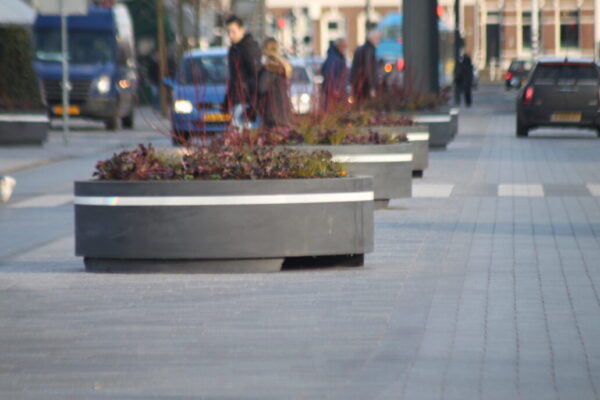 Bloembakken, bloembak, plantenbakken, plantenbak, betonnen bloembakken, betonnen bloembak, betonnen plantenbakken, betonnen plantenbak, bloembak openbare ruimte, bloembakken openbare ruimte