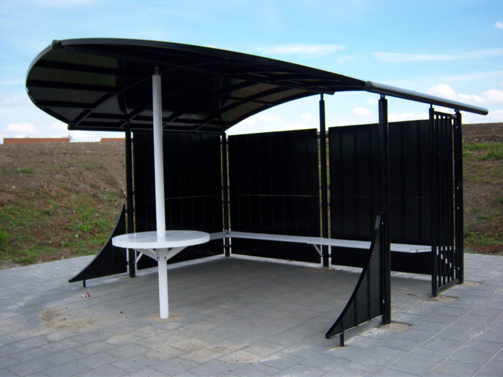 Ontmoetingsplek, ontmoetingsplekken, jongen ontmoetingspek, hangplek, picknickset, picknickplaats, overkapping openbare ruimte,