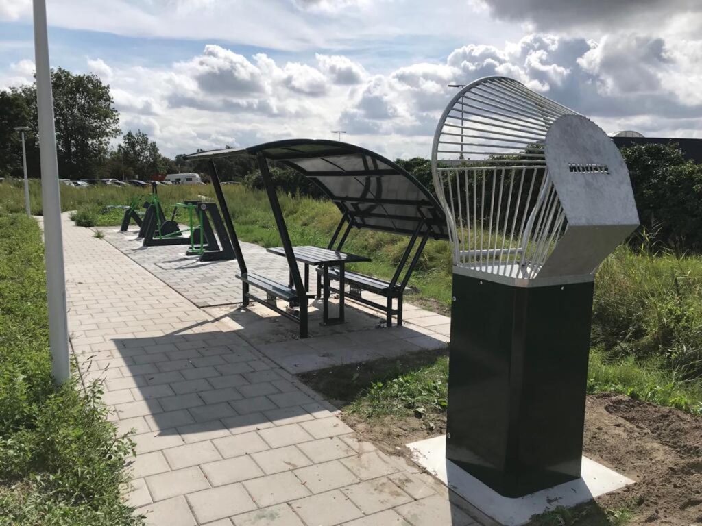 Ontmoetingsplek, ontmoetingsplekken, jongen ontmoetingspek, hangplek, picknickset, picknickplaats, overkapping openbare ruimte,