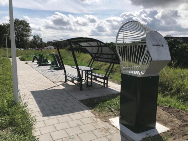 Ontmoetingsplek, ontmoetingsplekken, jongen ontmoetingspek, hangplek, picknickset, picknickplaats, overkapping openbare ruimte,