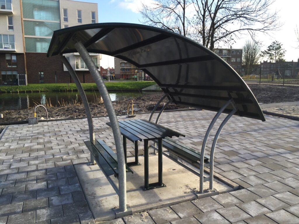 Ontmoetingsplek, ontmoetingsplekken, jongen ontmoetingspek, hangplek, picknickset, picknickplaats, overkapping openbare ruimte,