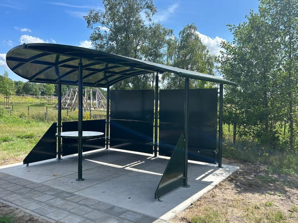 Ontmoetingsplek, ontmoetingsplekken, jongen ontmoetingspek, hangplek, picknickset, picknickplaats, overkapping openbare ruimte,