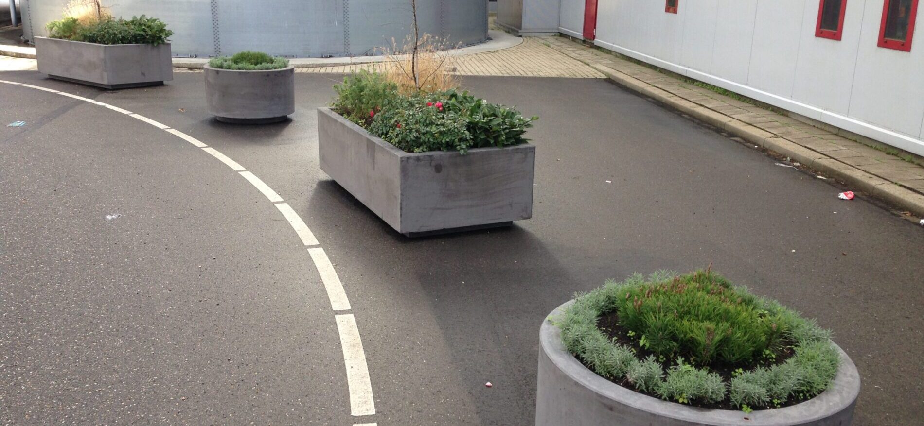 Betonnen bloembakken, betonnen bloembak, bloembakken, vandalismebestendige bloembakken