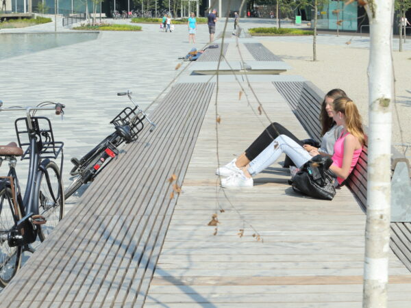 Straatmeubilair, herinrichting Centrumplein Emmen, parkbanken, parkbank, Sundeck,