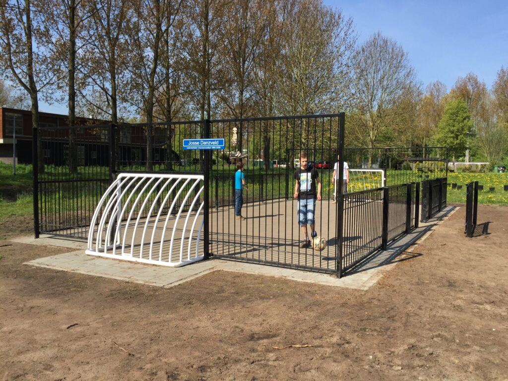 Pannakooi voor elk budget, Pannakooi rond, Pannakooi DSM, Pannakooi, pannakooien, pannaveld, pannavelden, sportkooi, sportkooien, voetbalkooi, voetbalkooien, pannakooi openbare ruimte